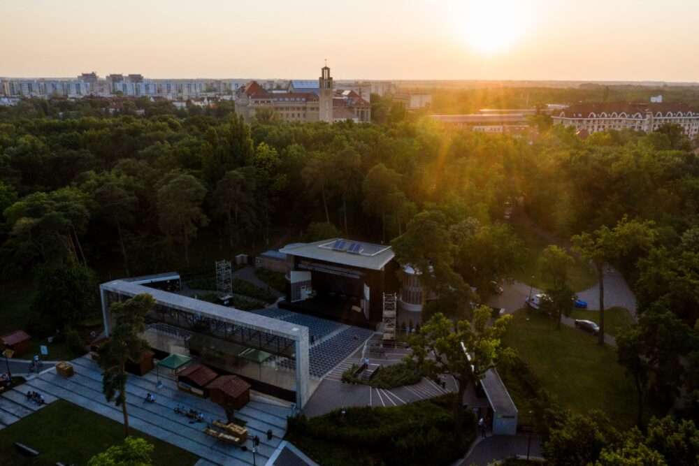 A Nagyerdei Szabadtéri Színpad légi felvételről